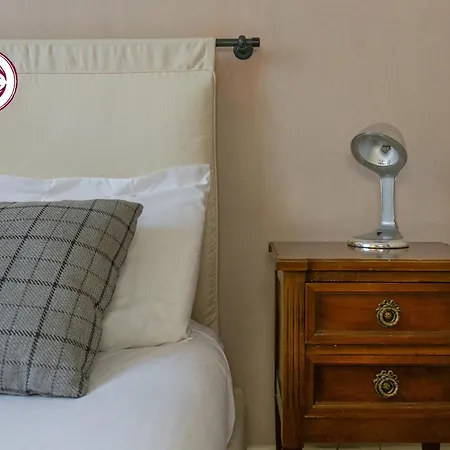 C M Piazza Cavour Elegant Flat דירה *